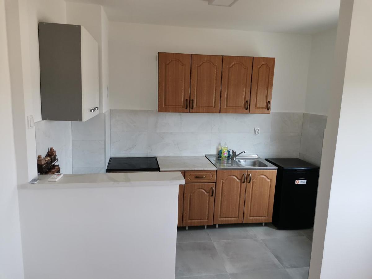 Ad Apartment
